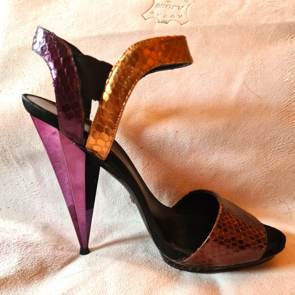 GUCCI. Amazing snake skin heeled sandals.